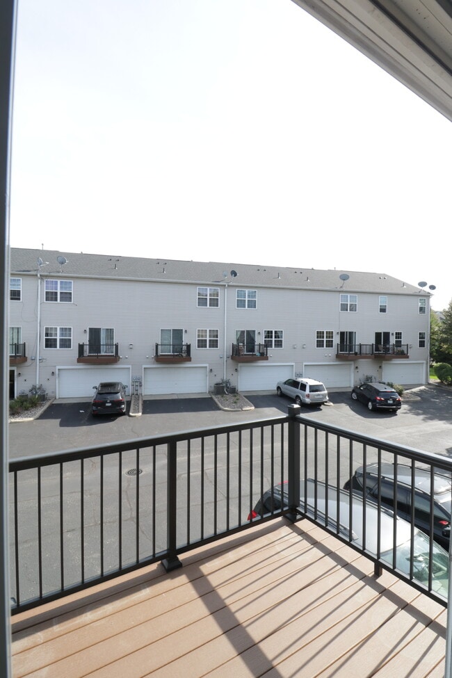 Building Photo - 7860 Old Carriage Ct