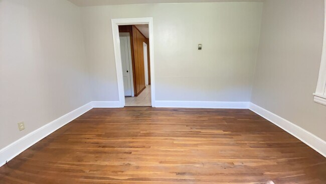 Building Photo - Spacious 2 Bedroom/1 Bath Home