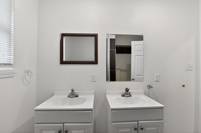 Building Photo - 1548 W 5th St