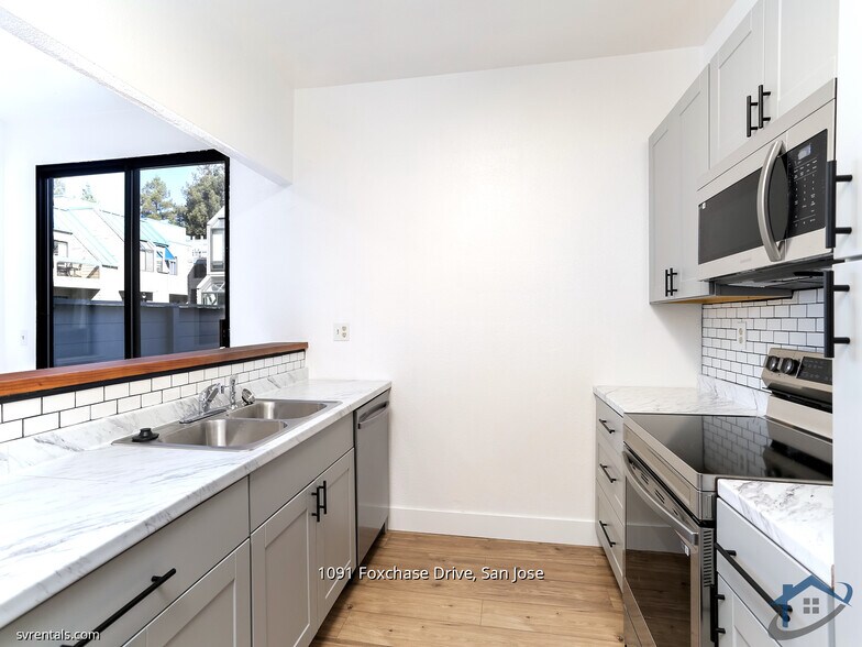 Building Photo - 1091 Foxchase Dr