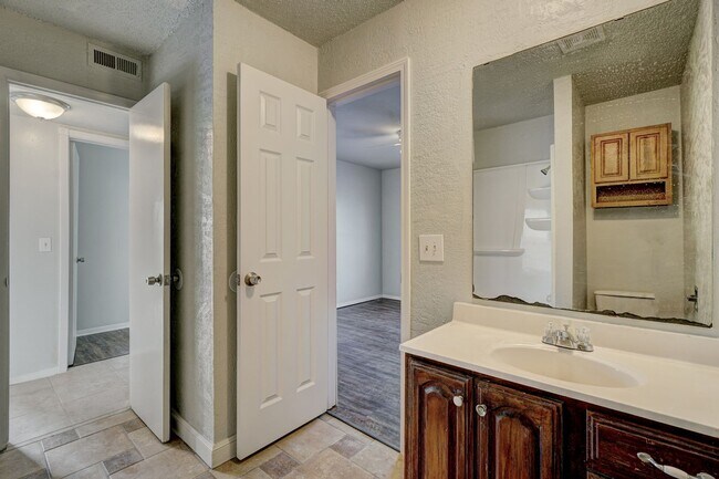 Building Photo - 3 bed 1 bath in Moore!