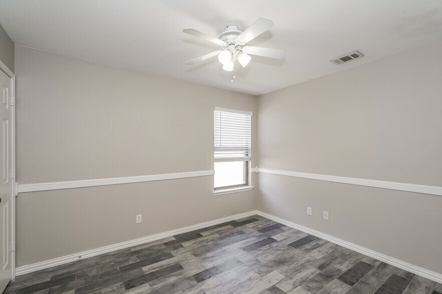 Building Photo - 5105 Raymond Dr