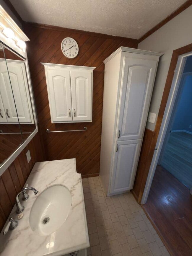 Building Photo - Freshly Updated Florissant Rental – Perfec...