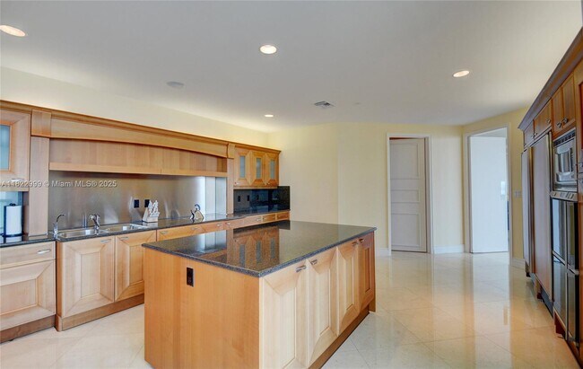Building Photo - 20155 NE 38th Ct