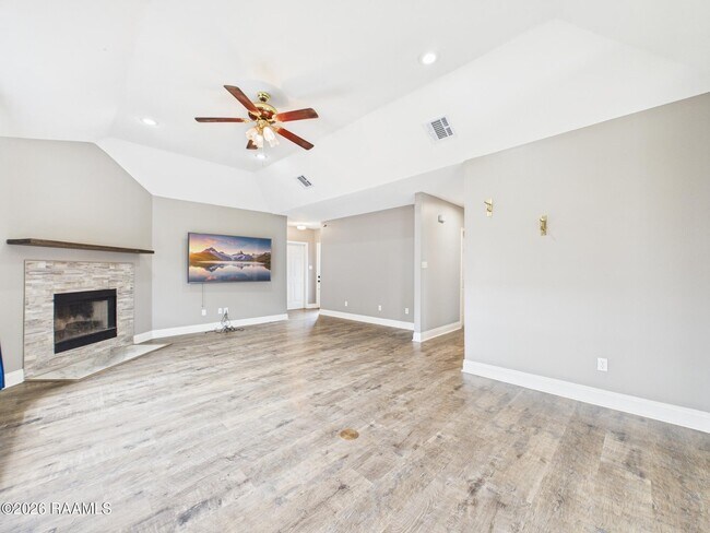 Building Photo - 115 La Rue Vil