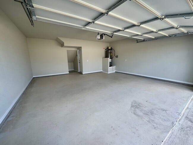 Building Photo - Stunning 4x2.5 Luxury Duplex in Buda, TX!