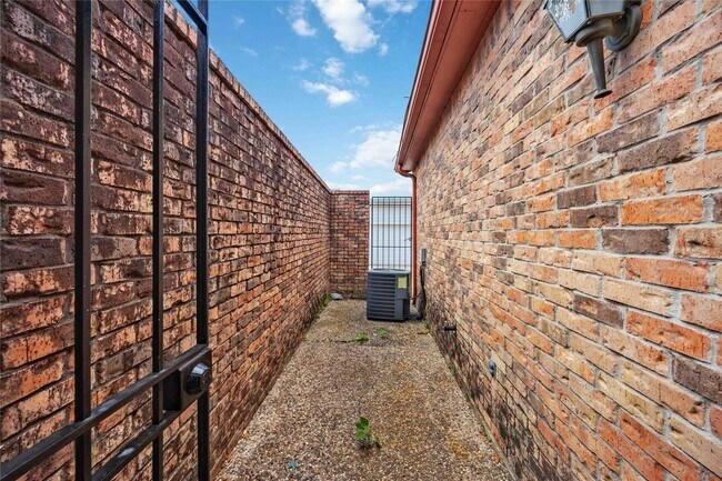 Building Photo - 9410 Stonehouse Ln