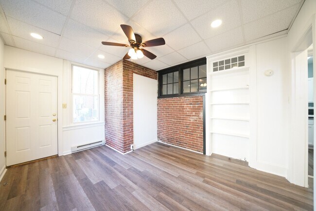 Building Photo - 402 N Church St
