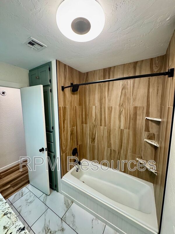 Building Photo - 11813 Larkdale Dr