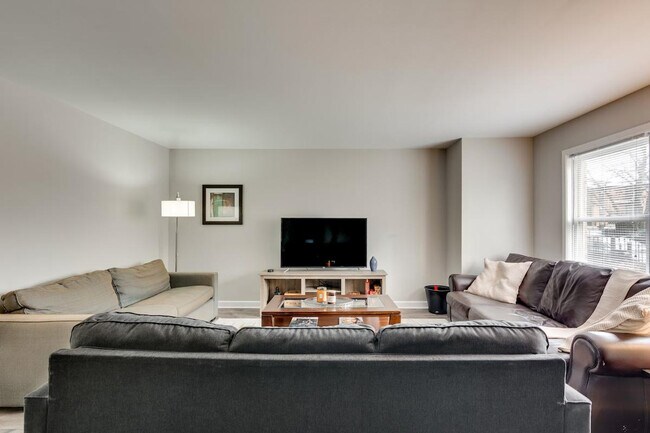 Building Photo - 226 S Hoyne Ave