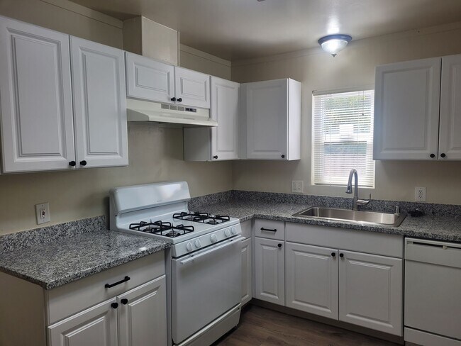 Building Photo - Three bedroom 1 bath with central heat and air