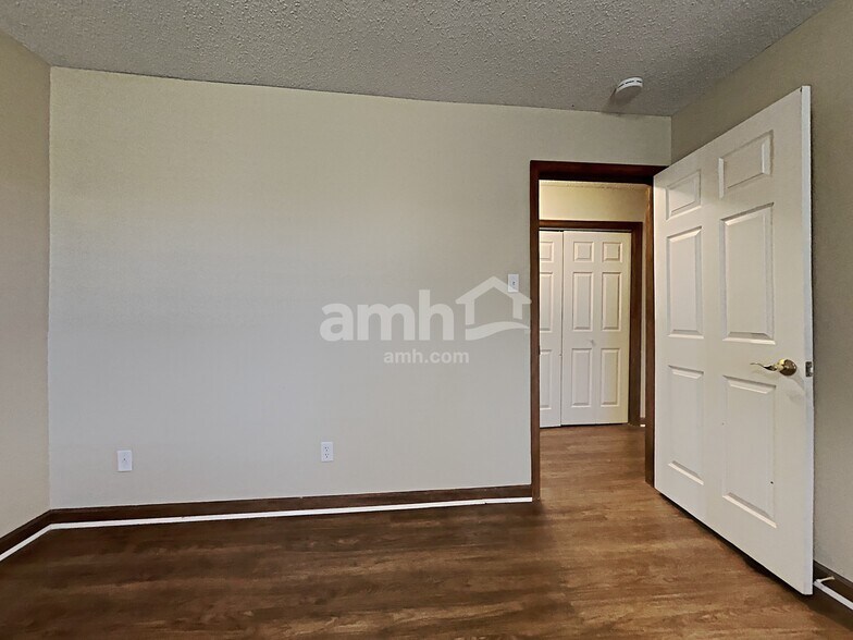 Building Photo - 2303 Sir Edward Ln