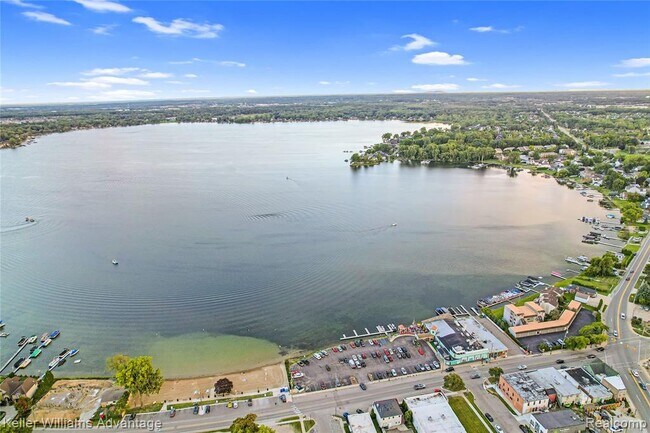 Building Photo - 855 S Pontiac Trail