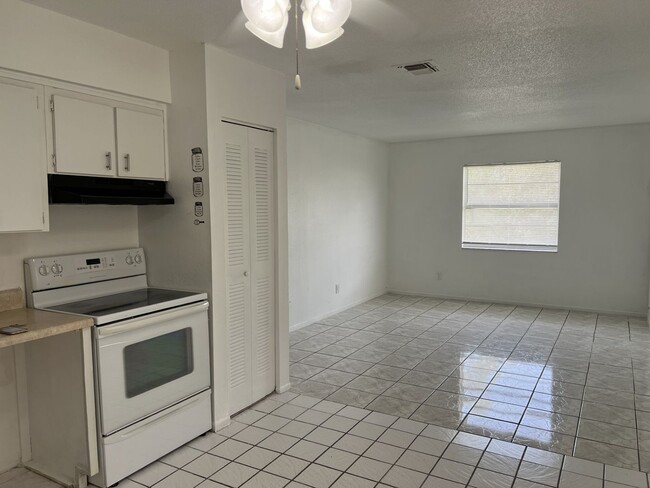 Building Photo - Beautiiful Palm Gardens  2 bedroom, 1 bath...