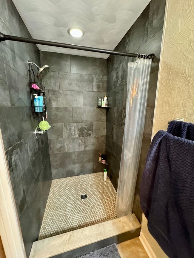 Building Photo - BEAUTIFUL HOME CLOSE TO AIRPORT AND MILITARY BASE.