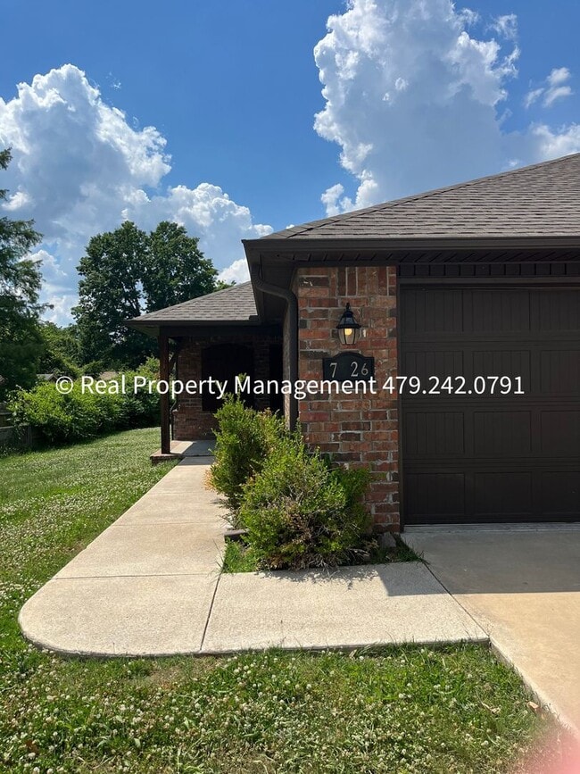 Building Photo - Very Nice 3B/2B Duplex Available NOW!