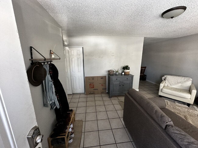 Building Photo - Available NOW! Cosy duplex in Potter Highlands!