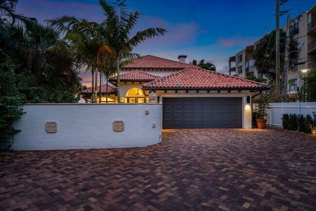 Building Photo - 1 18th Ave S