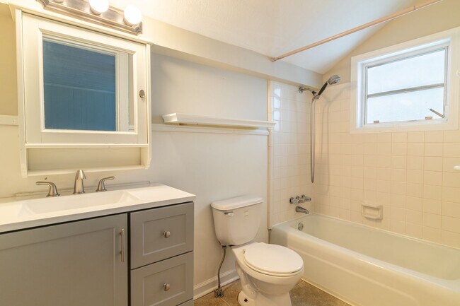Building Photo - Charming Restored home in Bibb City
