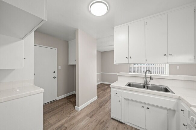 Building Photo - 13627-13637 1/2 Lemoli Ave.