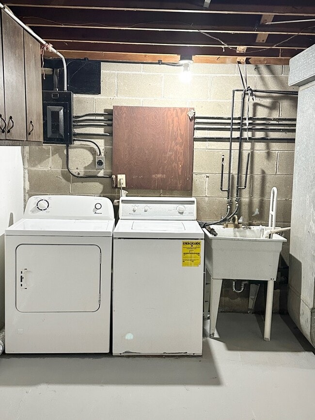 Building Photo - 1721 E Roosevelt Rd