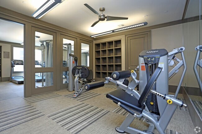 Building Photo - Prime Location Near Dining & Shopping!