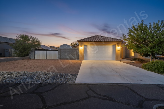 Building Photo - DESIRABLE LOCATION WITH RV PARKING