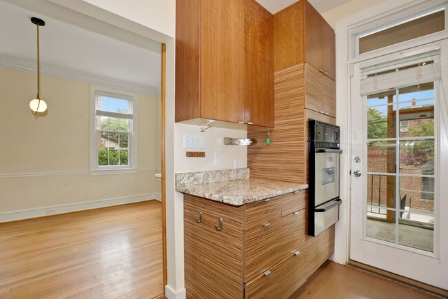 Building Photo - Available Now! 4 Bedroom  3.5  Bathroom Townhouse //Woodley Park// Garage, Driveway & 3 Levels of...