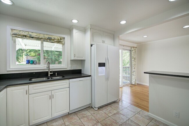 Building Photo - 5Bd/2.25Ba Kirkland Home