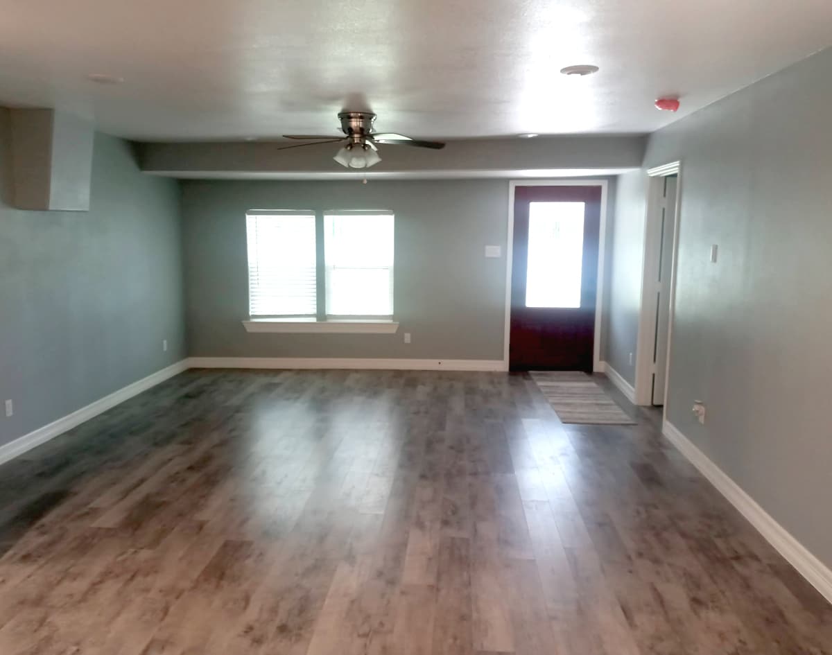 Spacious living room - 25745 Dulaney St