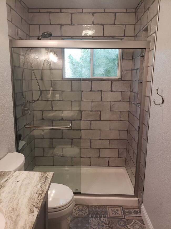 Building Photo - Beautifully Updated Single Level