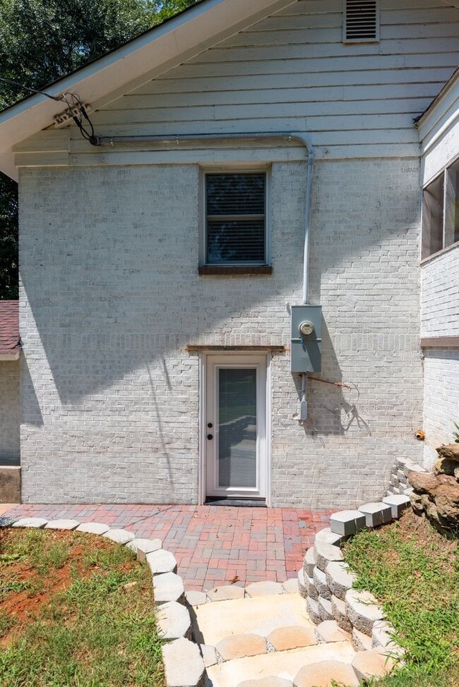 Building Photo - 2615 W Main St