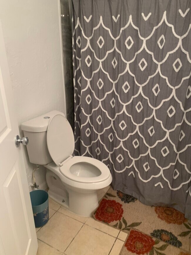 Building Photo - 3202 Alhambra Dr