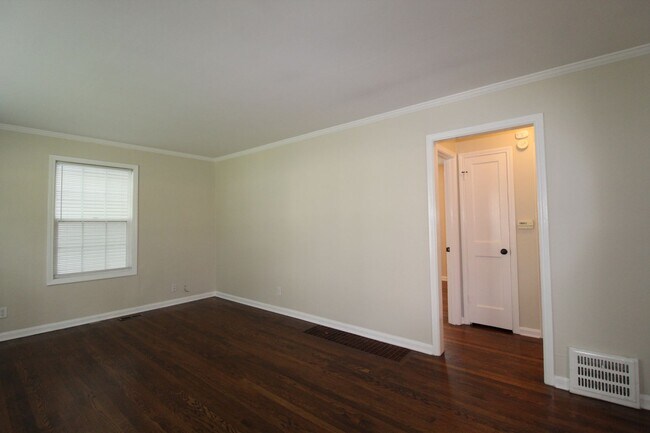 Building Photo - August FREE On This 2 Bedroom 1 Bath Home in Roeland Park