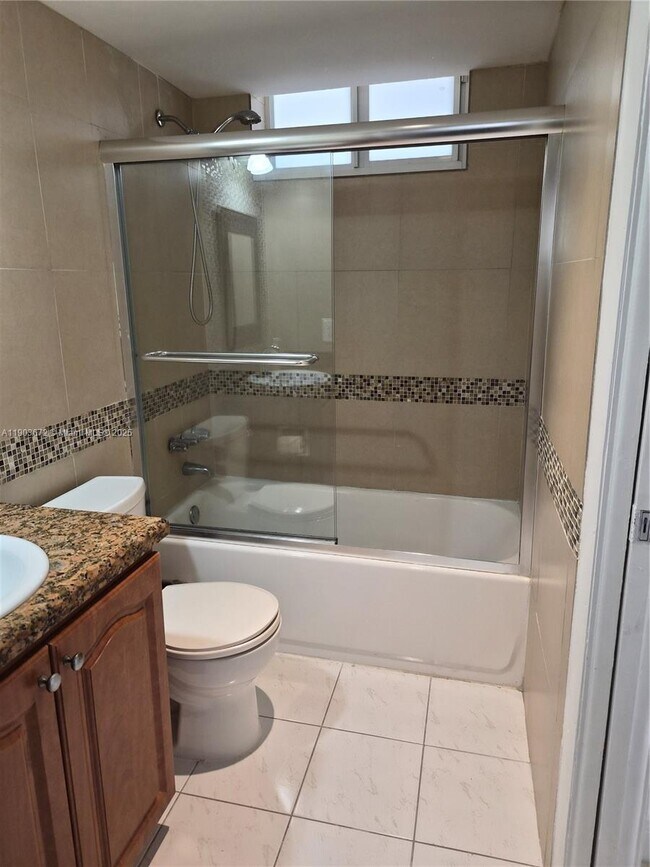 Building Photo - 2910 Point E Dr