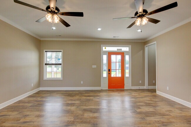 Building Photo - 135 Riverbend Dr