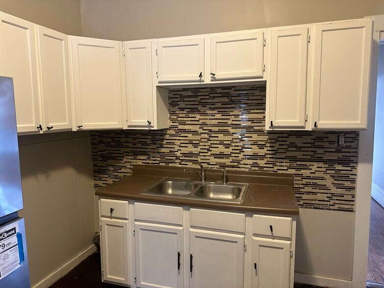 Kitchen - 2818 W Wilcox St