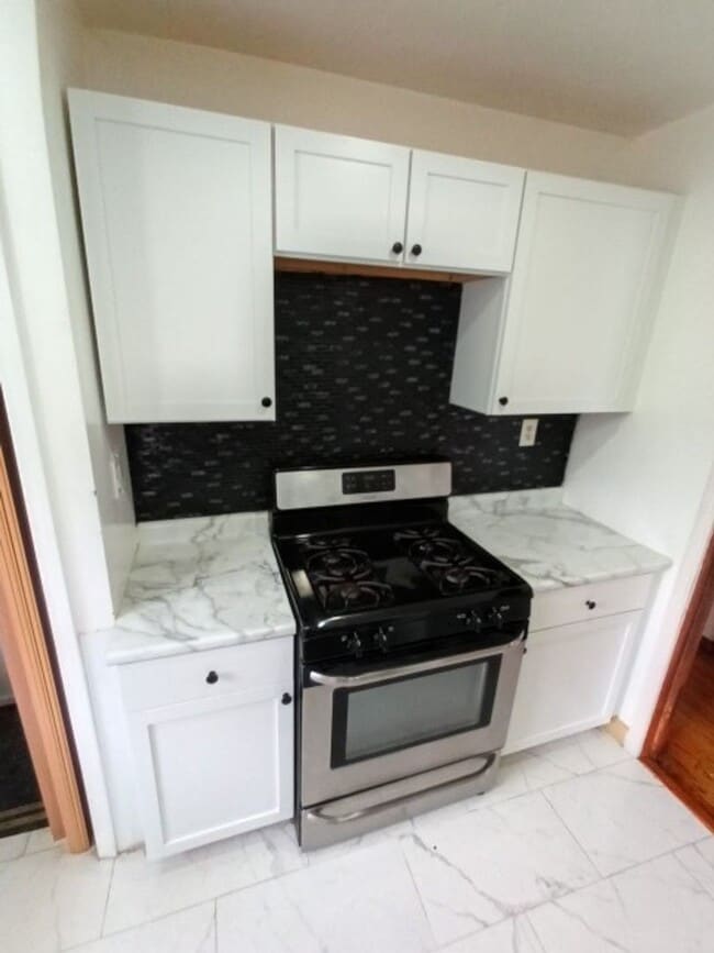 Building Photo - 3 bedroom 1.5 bath brick bungalow - AVAILA...