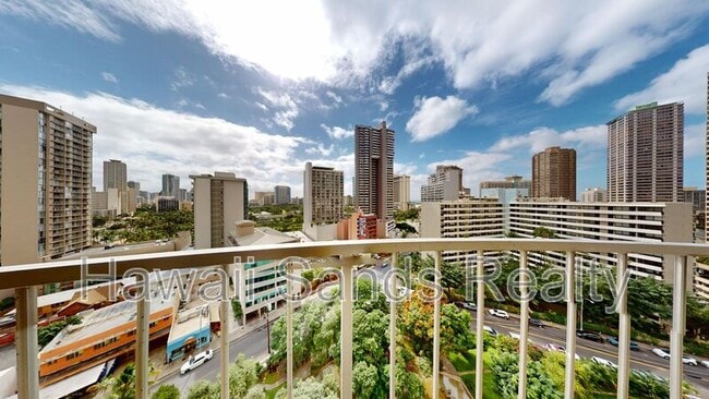 Building Photo - 469 Ena Rd