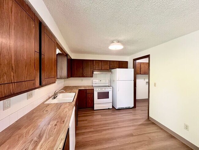 Building Photo - 2 Bedroom, 1 Bath Duplex, 1 Car Garage
