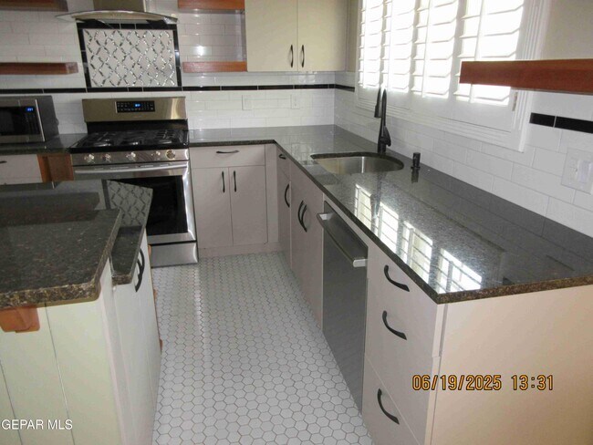 Building Photo - 895 Gato Rd