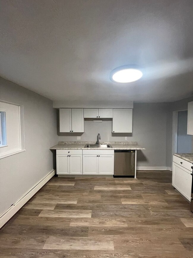 Building Photo - Modern 3 bed, move in ready! Section 8 Acc...