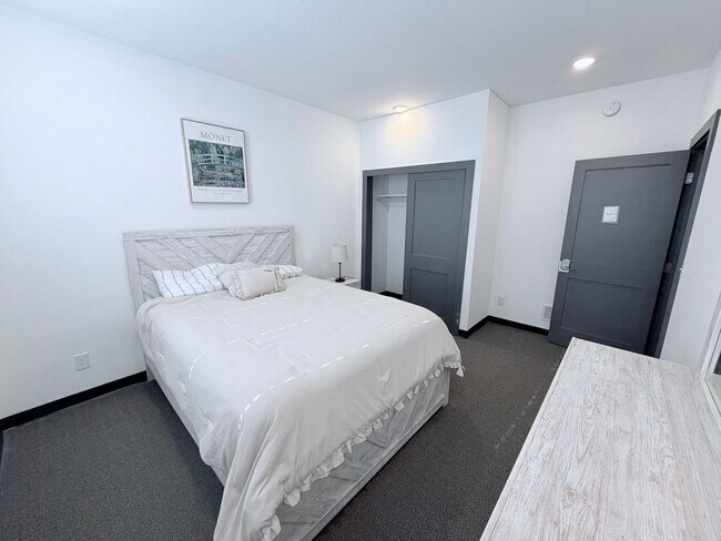 Building Photo - 385 S Clinton Ave