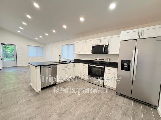 Building Photo - 1332 Langholm Dr