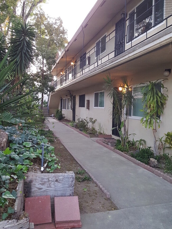 Building Photo - SPACIOUS 2BR/1BA Unit with private Yard.