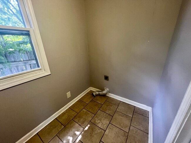 Building Photo - Adorable 2 bedroom home