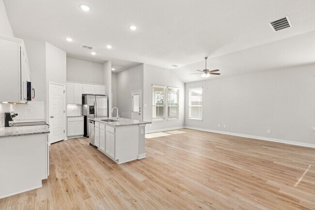 Building Photo - Luxury Style Townhome South of Austin