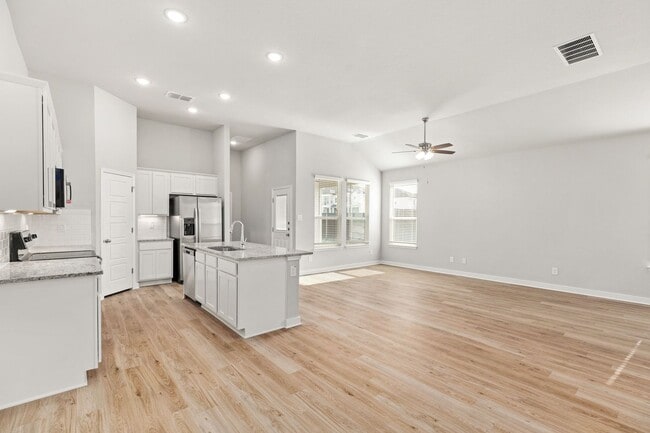 Building Photo - Stunning Duplex in prime location EMMA Park