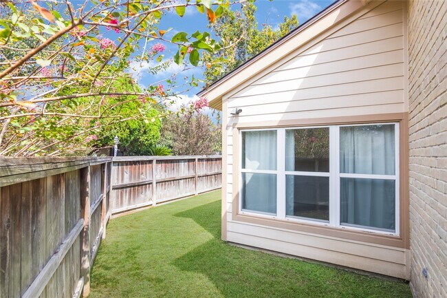 Building Photo - 910 Fleetwood Pl Dr