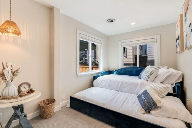 Building Photo - 6404 47th Ave SW